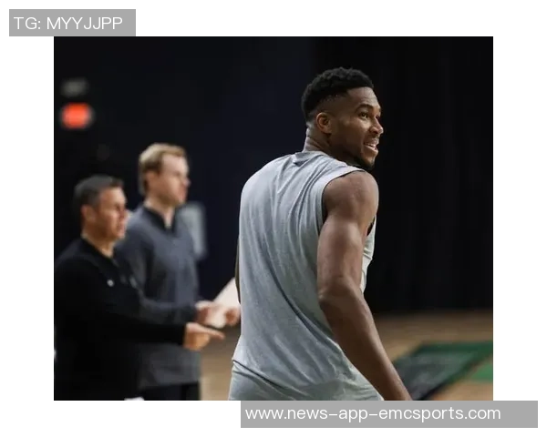 字母哥新冠康复后重返雄鹿训练营开展无对抗训练备战新赛季 字母哥新冠康复后重返雄鹿训练营开展无对抗训练备战新赛季